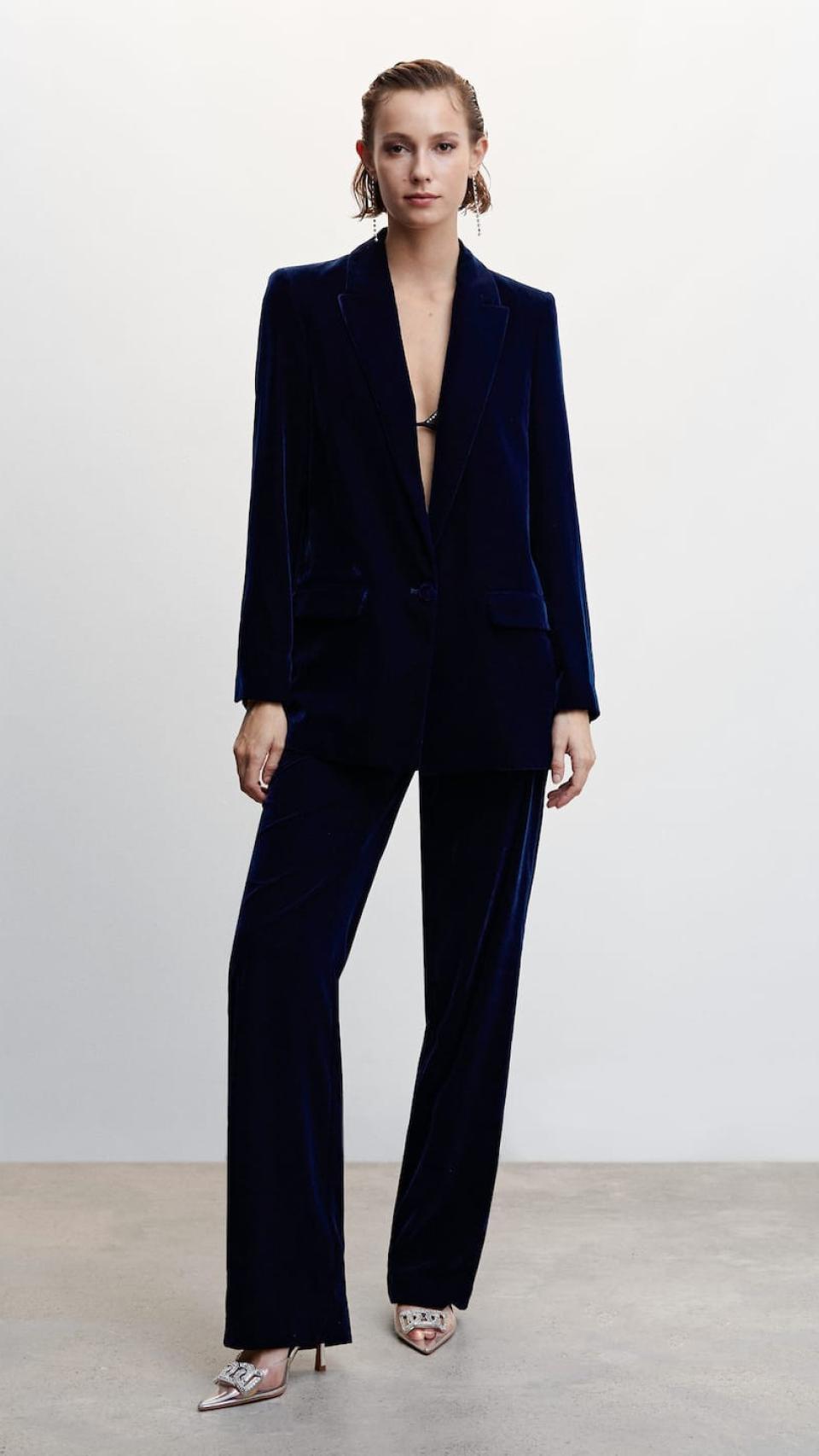 Una mujer luce un traje de Mango.