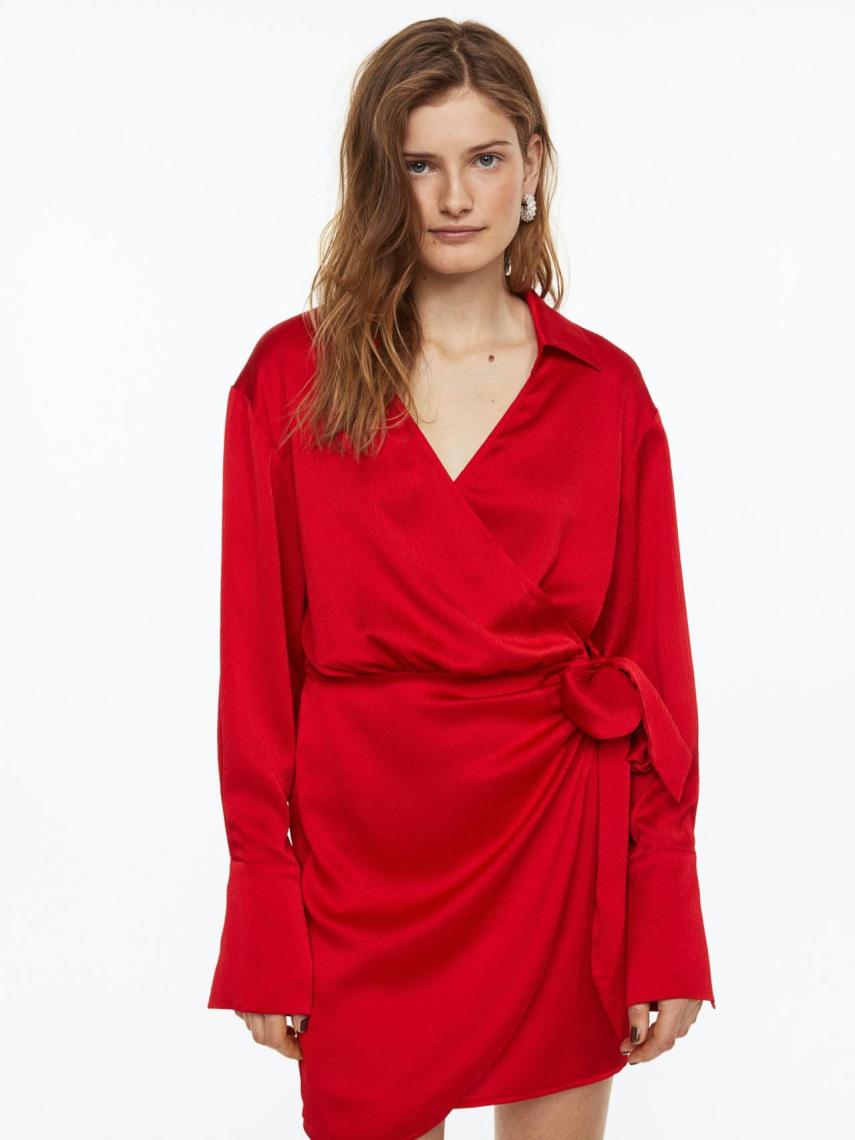 Una mujer luce un traje de H&M.