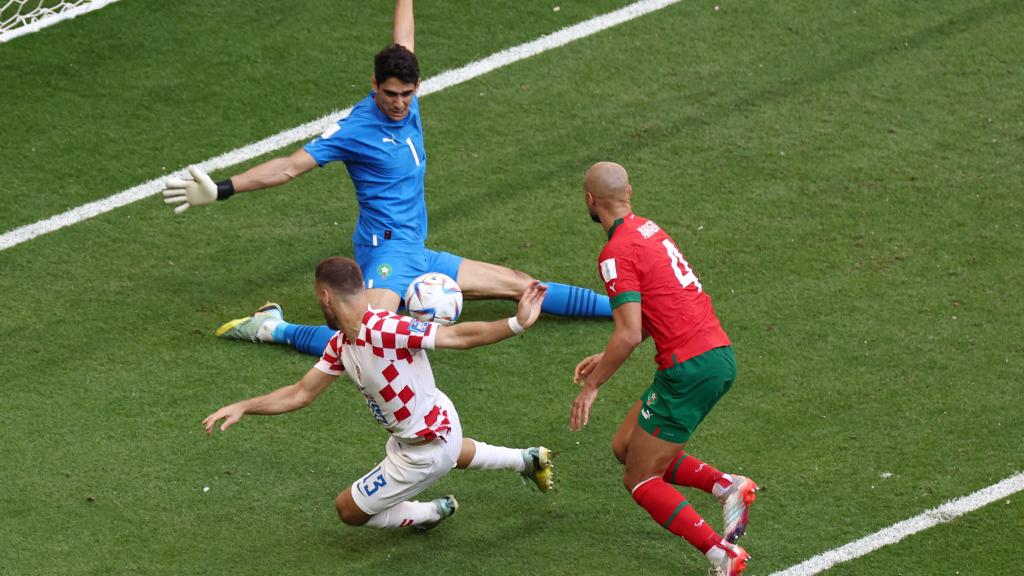 Intervención de Bono durante el partido contra Croacia