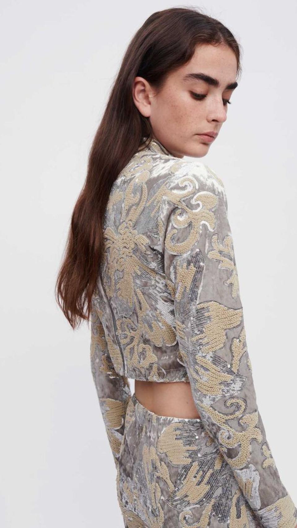 Una mujer luciendo un estilismo de MAJE.