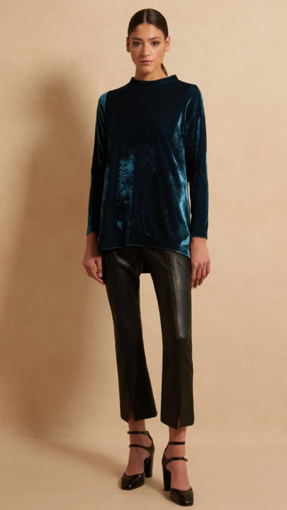 Una mujer luce un estilismo de Bimani.