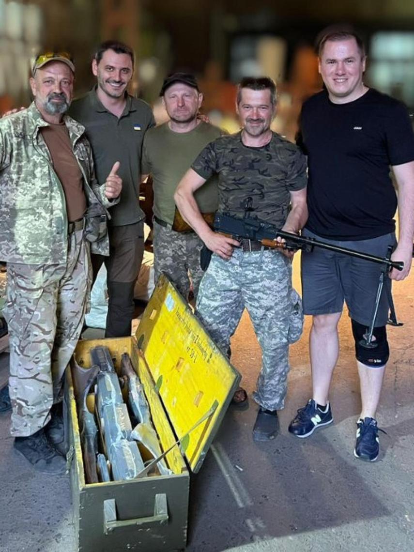 Cherniev, el segundo por la derecha, en el frente.