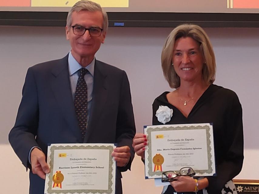 Santiago Cabanas, embajador de España en Estados Unidos, le entrega el galardón a Eugenia Fernández.