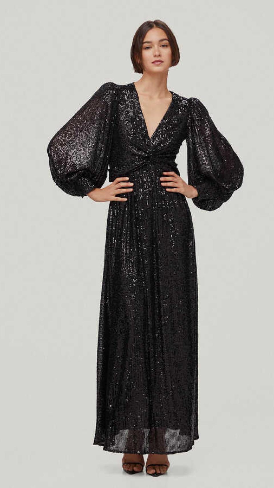 Una mujer luce un vestido de Pedro del Hierro.