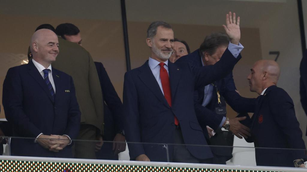 Felipe VI desde el palco de honor en el partido de España contra Costa Rica en Qatar.