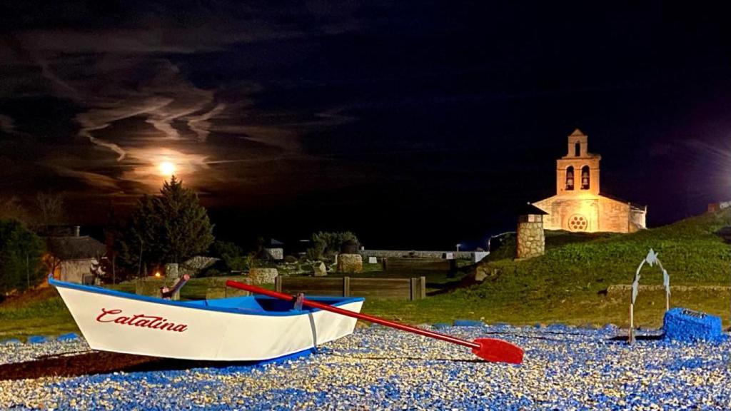 Vista nocturna de la iglesia de Santa María del Castillo
