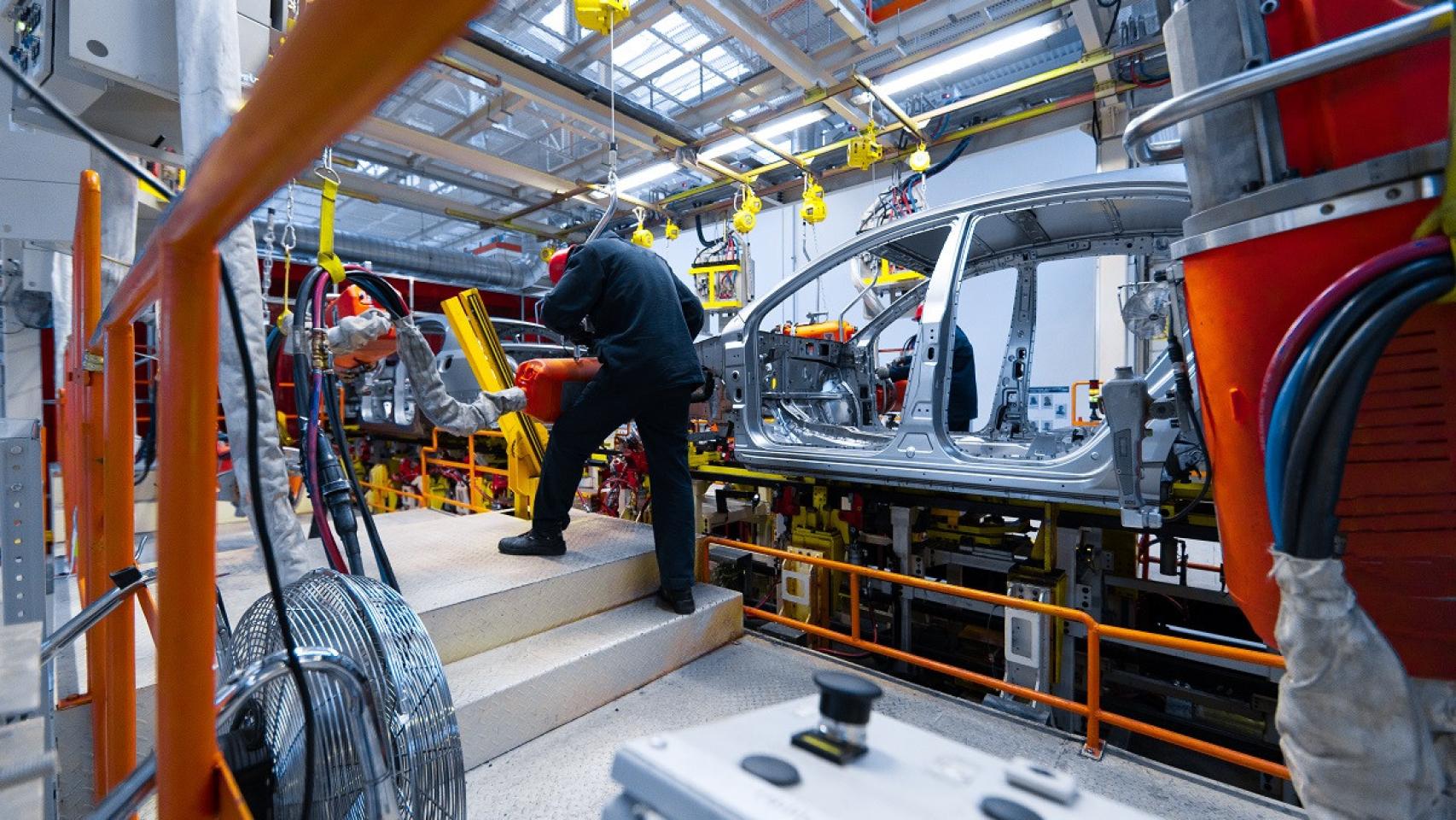 Imagen de una fábrica de automóviles.