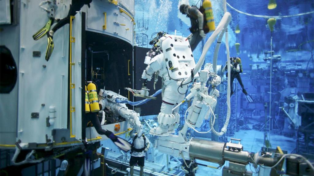 Un astronauta en una piscina de entrenamiento.