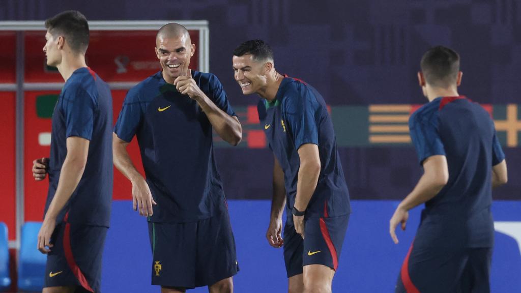 Cristiano Ronaldo bromea con Pepe durante un entrenamiento de Portugal