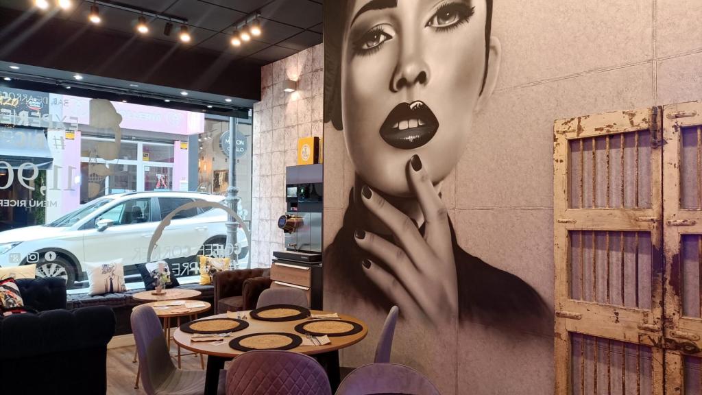 Interior de Rice Bones Bar, Alicante.