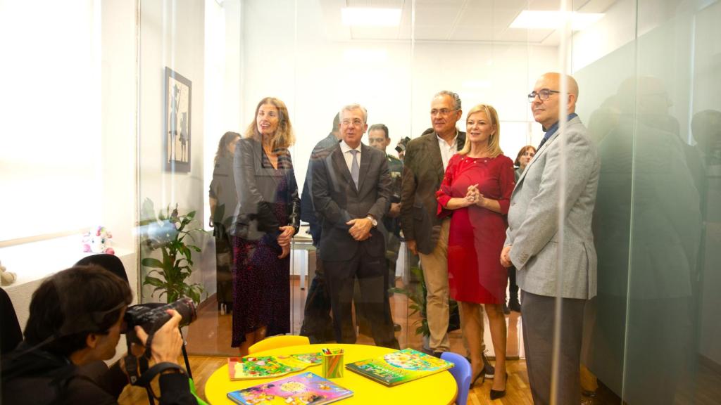 Gabriela Bravo, derecha, en su visita a la nueva Oficina de Denuncias de Violencia de Género.