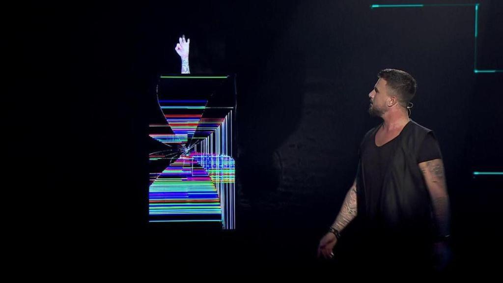 Kevin Micoud sufría un fallo técnico que interrumpió el inicio de su actuación.