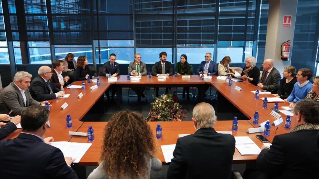 El vicepresidente de la Junta, Juan García-Gallardo, se reúne con diputaciones provinciales y ayuntamientos de más de 10.000 habitantes para informar sobre las ayudas directas