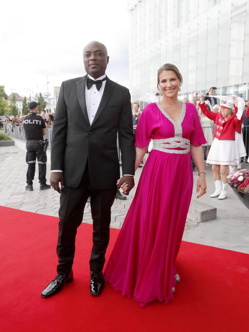 Marta Luisa de Noruega y el chamán Durek Verrett en el cumpleaños de la princesa Ingrid Alexandra.