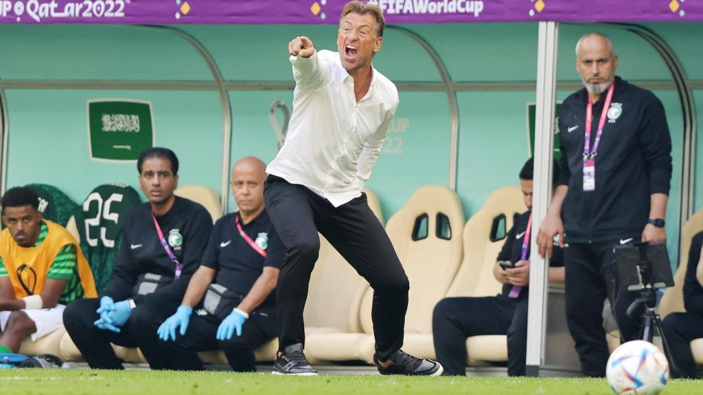 Hervé Renard, dando instrucciones a los jugadores de Arabia Saudí.