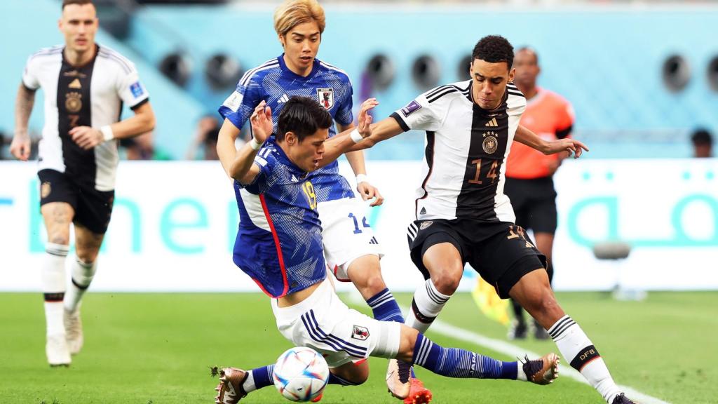 Sikai presiona una jugada de Alemania en la banda