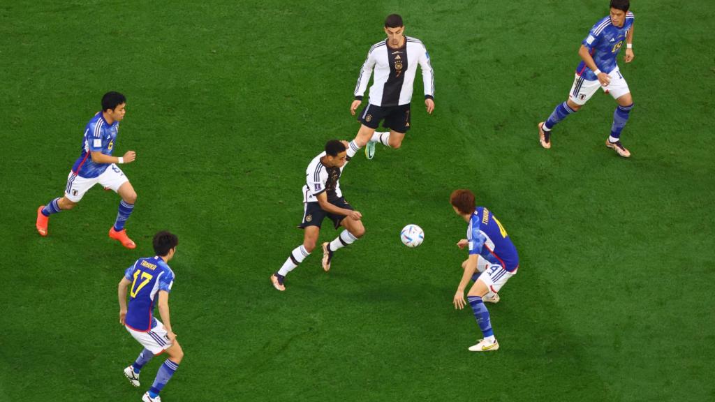 Jamal Musiala, rodeado por varios jugadores de Japón