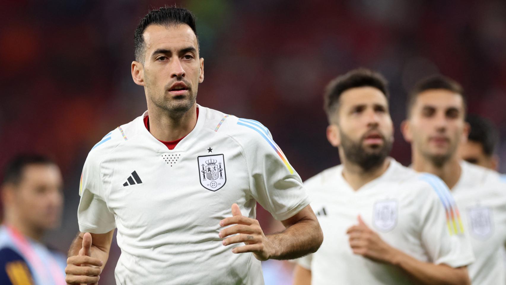 Sergio Busquets, al frente del calentamiento de la Selección