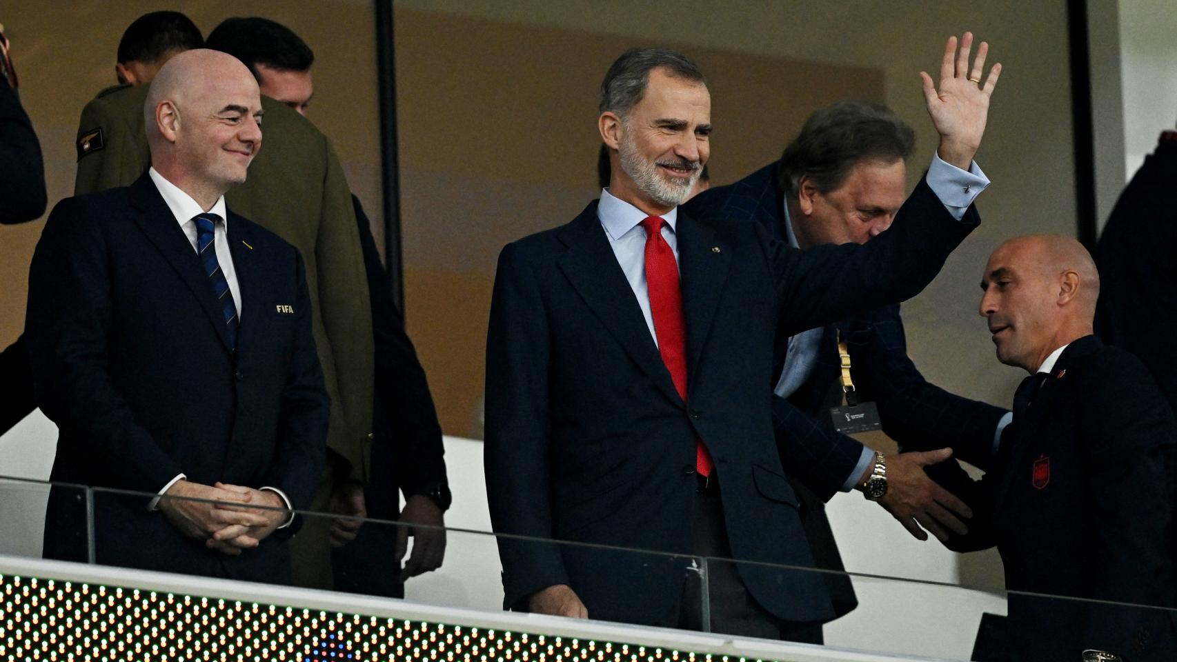 El Rey Felipe VI en el palco de honor del España - Costa Rica
