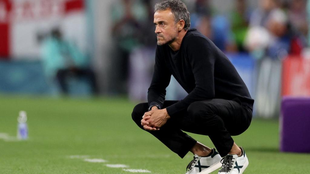 Luis Enrique observa el España - Costa Rica desde la banda del Estadio Al Zumama