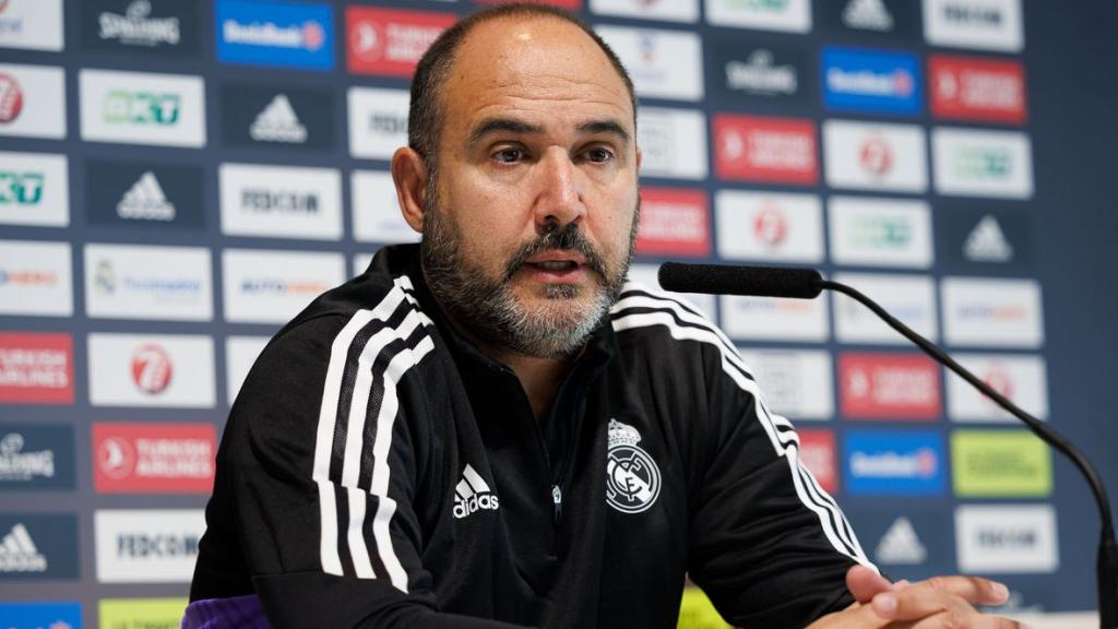 Chus Mateo, en rueda de prensa de la Euroliga con el Real Madrid de Baloncesto