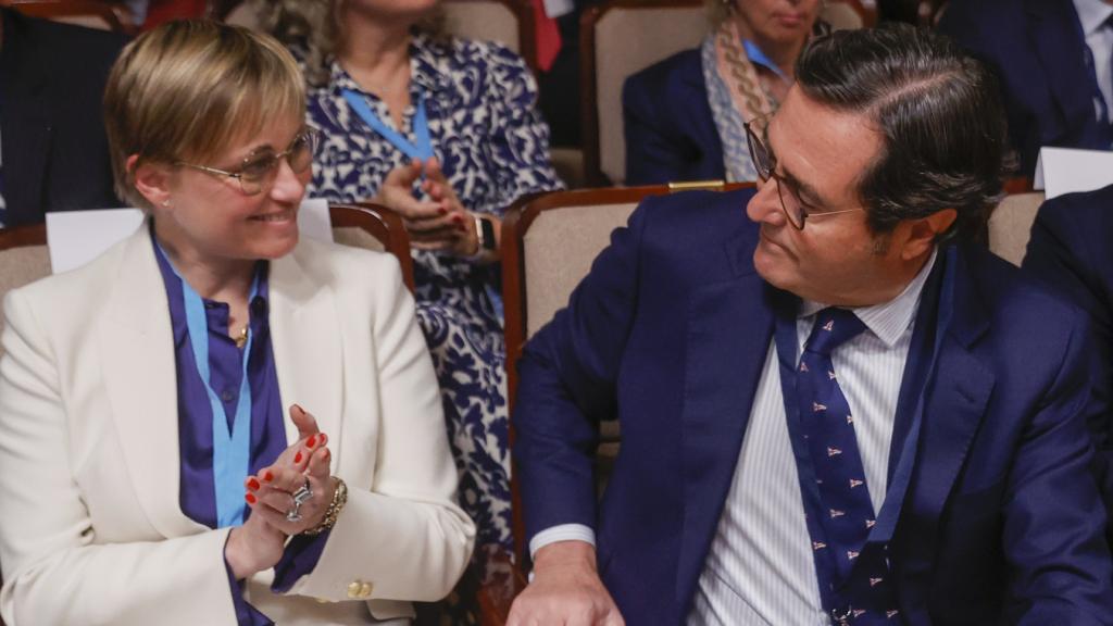 Antonio Garamendi, en el momento de confirmarse su victoria en las elecciones de la CEOE, siendo felicitado por la otra candidata, la vicepresidenta de Foment del Treball, Virgina Guinda.