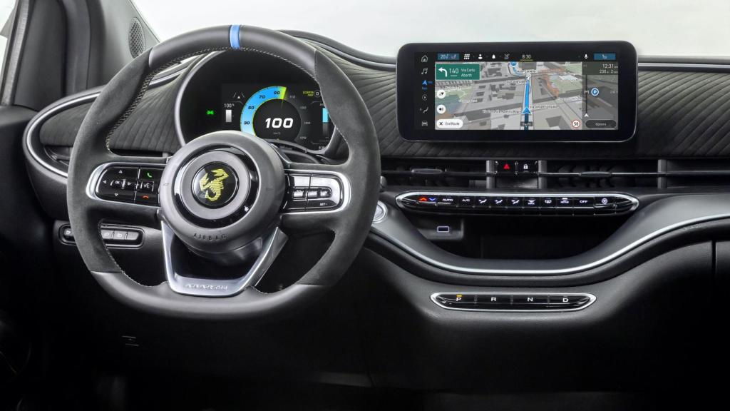 El Abarth 500e incorpora una pantalla multimedia de 10,25 pulgadas.