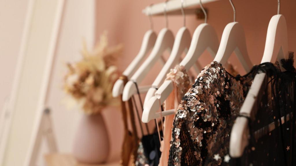 Varios vestidos de fiesta.