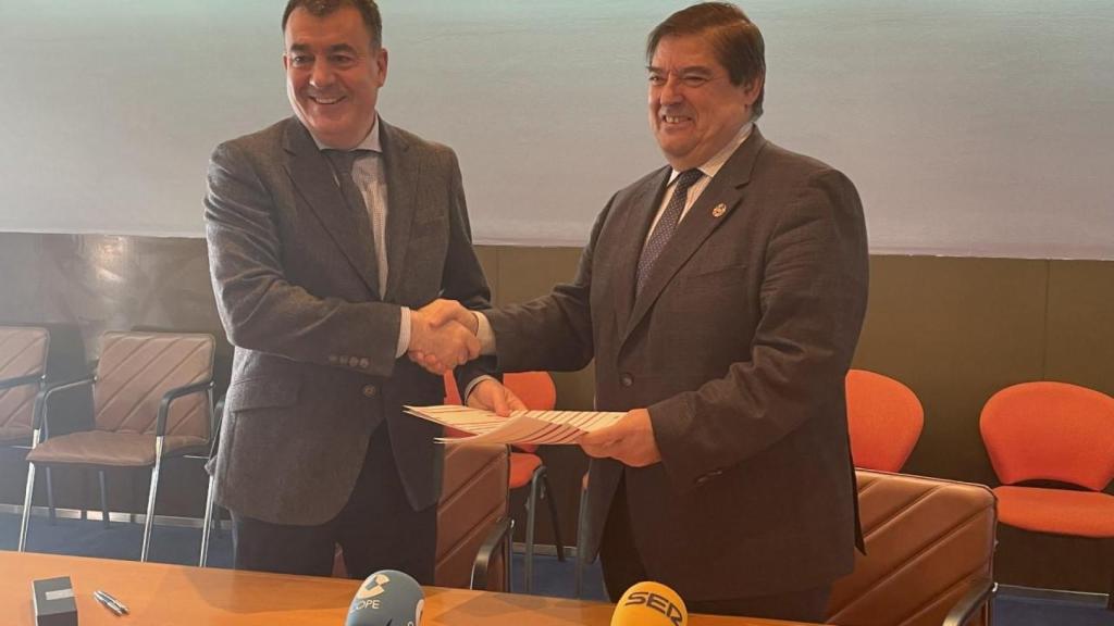 El conselleiro de Cultura, Román Rodríguez, y el rector de la Universidad da Coruña (UDC), Julio Abalde.