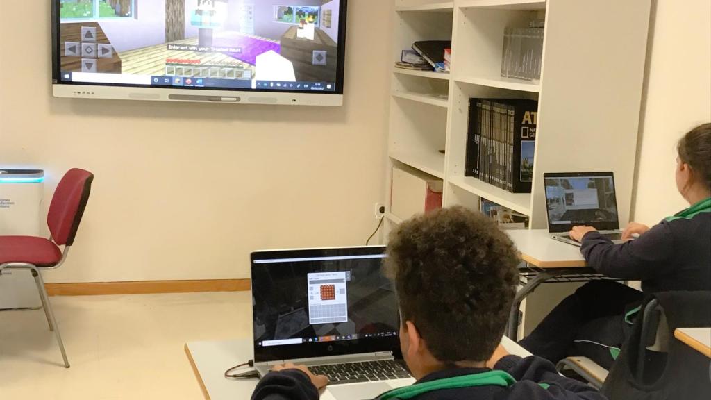 Uso de programas como Minecraft en clase, en El Limonar de San Miguel de Salinas.