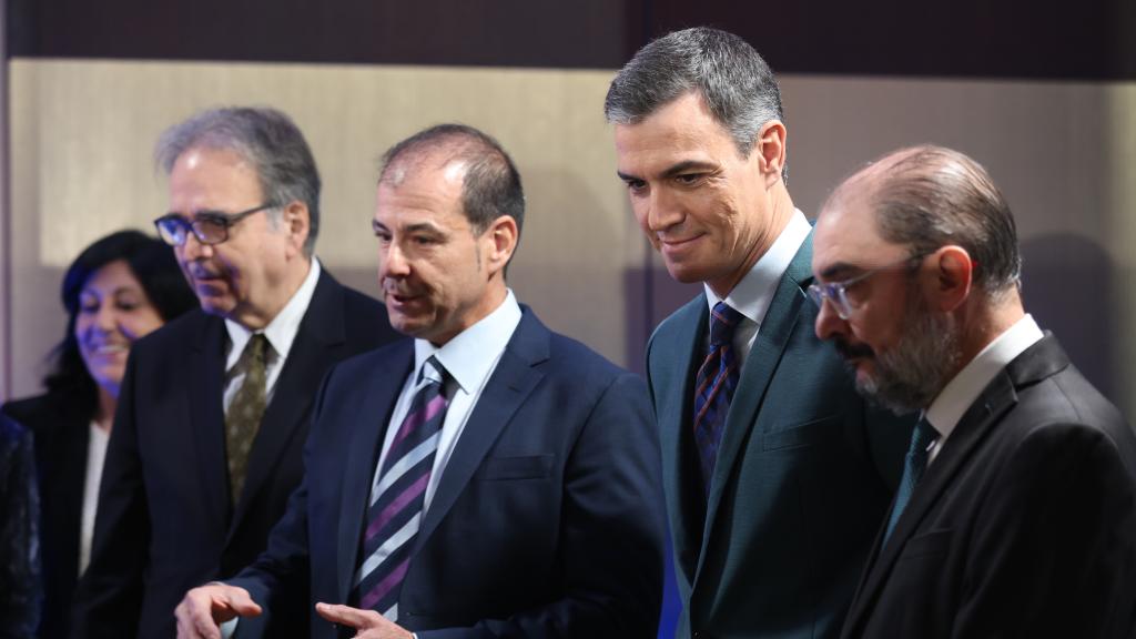 El director general de AWS para Iberia, Miguel Álava (2i), el presidente del Gobierno, Pedro Sánchez (2d), y el presidente de Aragón, Javier Lambán (d), durante el acto de inauguración del encuentro empresarial 'La innovación en la nube como oportunidad para España', organizado por Amazon Web Services