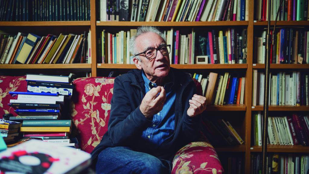 El escritor, en el transcurso de la entrevista