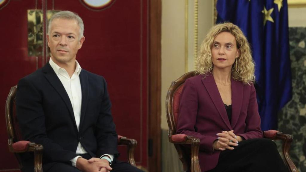 El presidente del Senado, Ander Gil, junto a la presidenta del Congreso de los Diputados, Meritxell Batet.