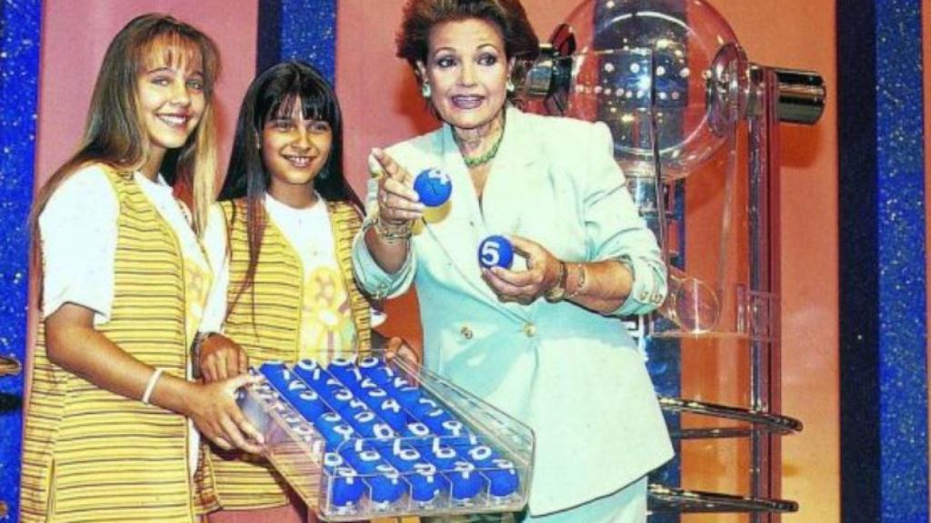 Carmen Sevilla junto a Lara de Miguel e Irene Blasco durante un programa de 'Telecupón'.