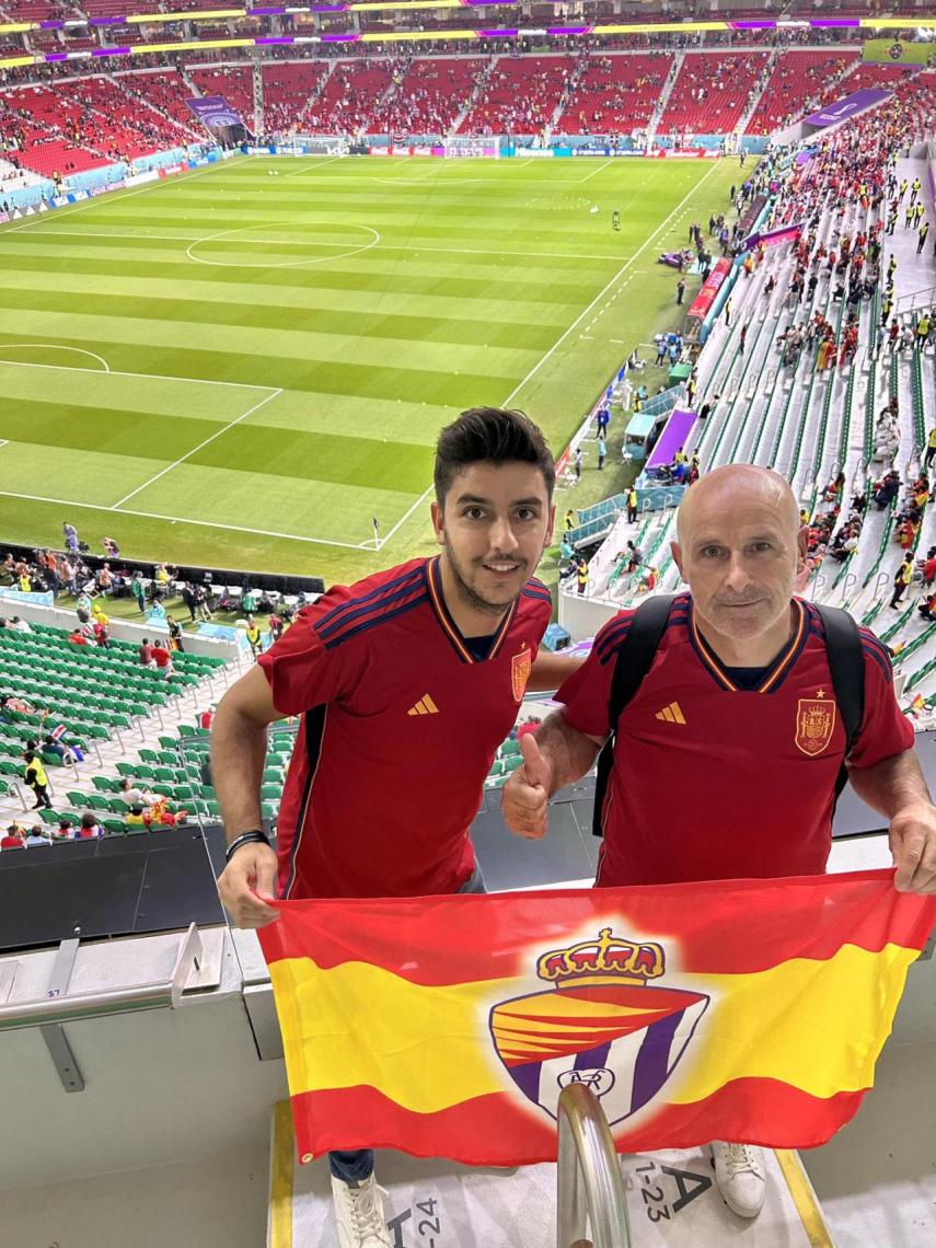 Nicolás Velasco junto a su padre