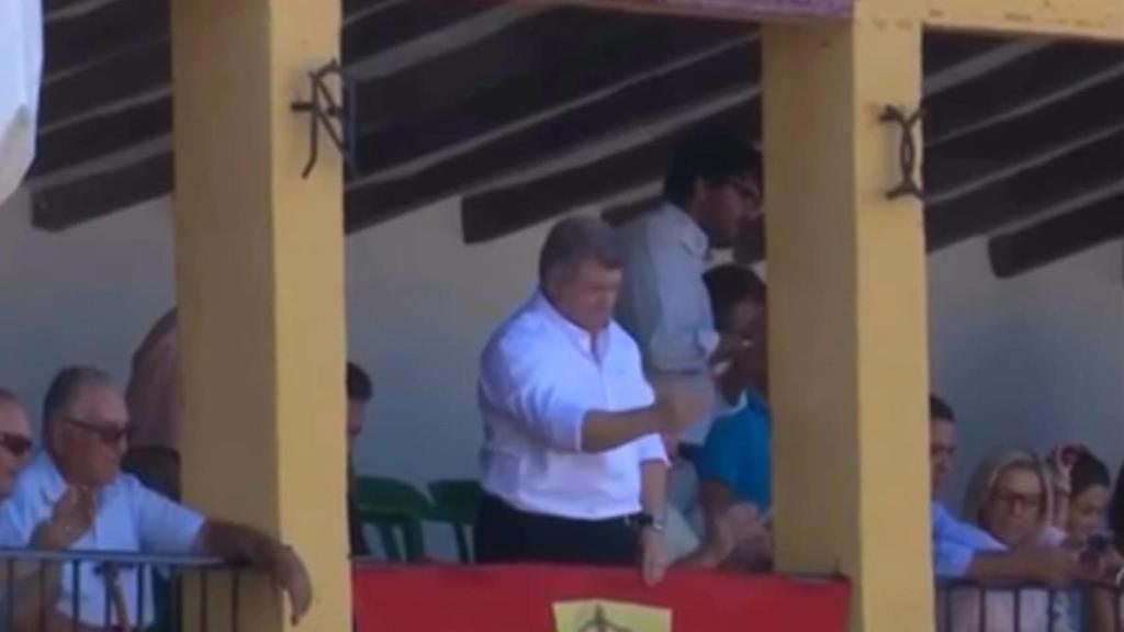 El líder de los socialistas murcianos, José Vélez, en su etapa de alcalde de Calasparra, durante unos festejos taurinos.