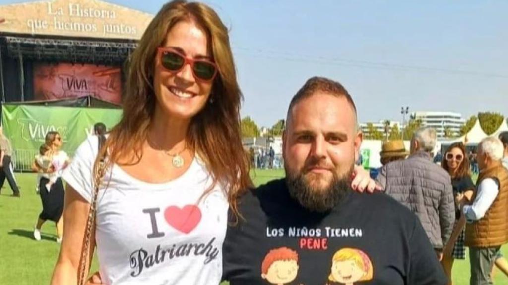 Carla Toscano con una camiseta que reza amo el patriarcado.