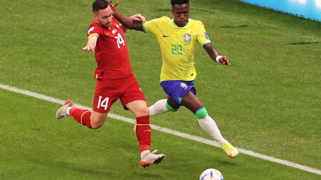 Vinicius trata de marcharse de uno de los defensores serbios en el Brasil - Serbia.