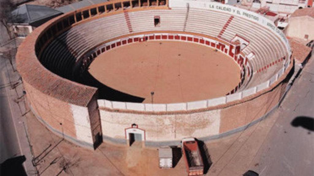 Vista aérea de la Plaza de Toros de La Caverina en Calasparra.