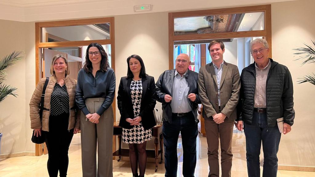 Firma de la compra para iniciar la rehabilitación del antiguo asilo de Orihuela.