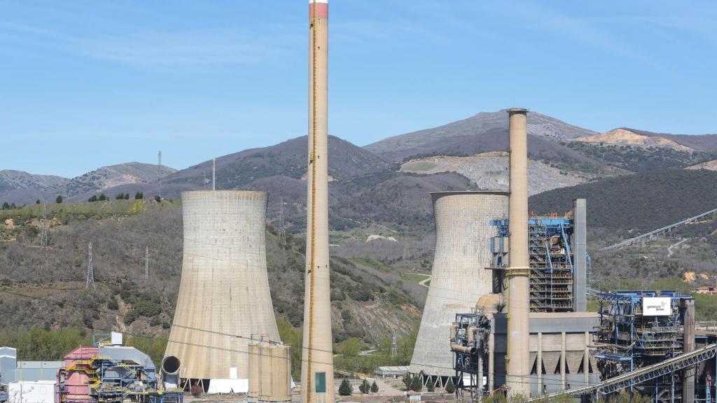 Central térmica de La Robla en León, antes de que se derribaran la chimeneas