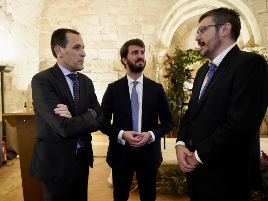 García-Gallardo junto al presidente de la Diputación de Valladolid, Conrado Íscar, en el acto de la DO Ribera del Duero.