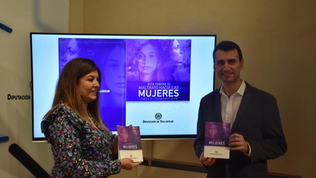 El diputado de Servicios Sociales e Igualdad de Oportunidades, David Esteban, acompañado de la diputada de Familia e Igualdad, Raquel González