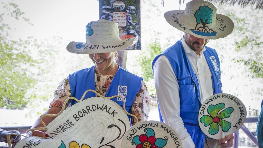 Victoria de Suecia y Haakon de Noruega, interesados por la artesanía local.