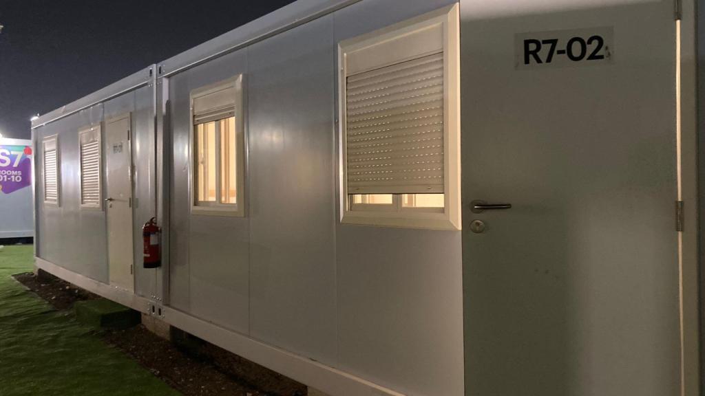 Aspecto exterior de los contenedores donde se alojan los hinchas de Marea Roja.