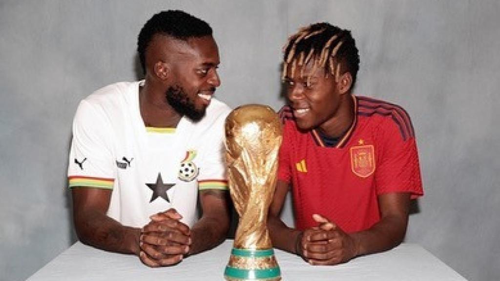 Iñaki Williams, con la camiseta de Ghana, y Nico Williams, con la de España, junto a la Copa del Mundo
