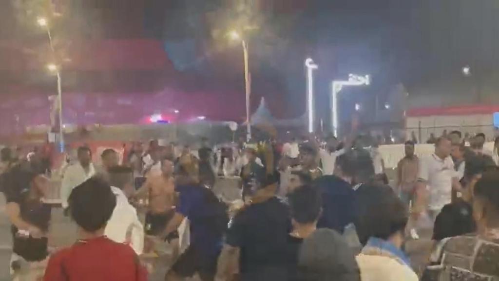 Un lance de la pelea entre aficionados de Argentina y de México.