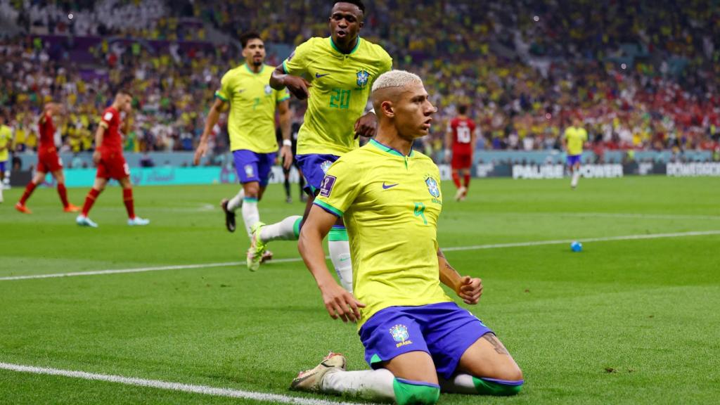 Richarlison celebra uno de sus goles en el Brasil - Serbia