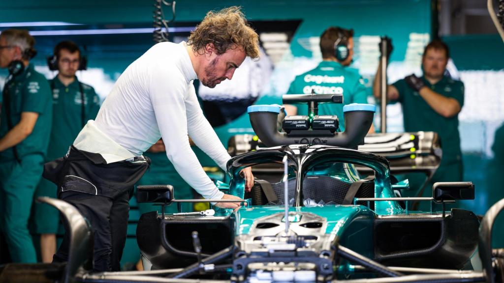 Fernando Alonso en el box de Aston Martin