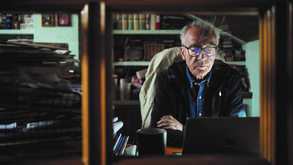 Juan José Millás, en su despacho, asediado por los libros, en el altillo de su casa. Fotos: Sara Fernández